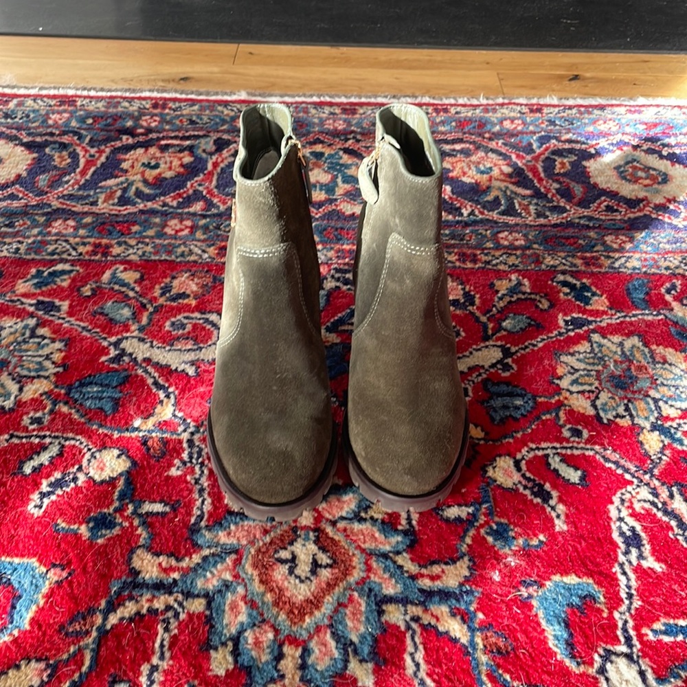 Tory Burch Sofia olive green suede boots with lug sole size 9 women’s